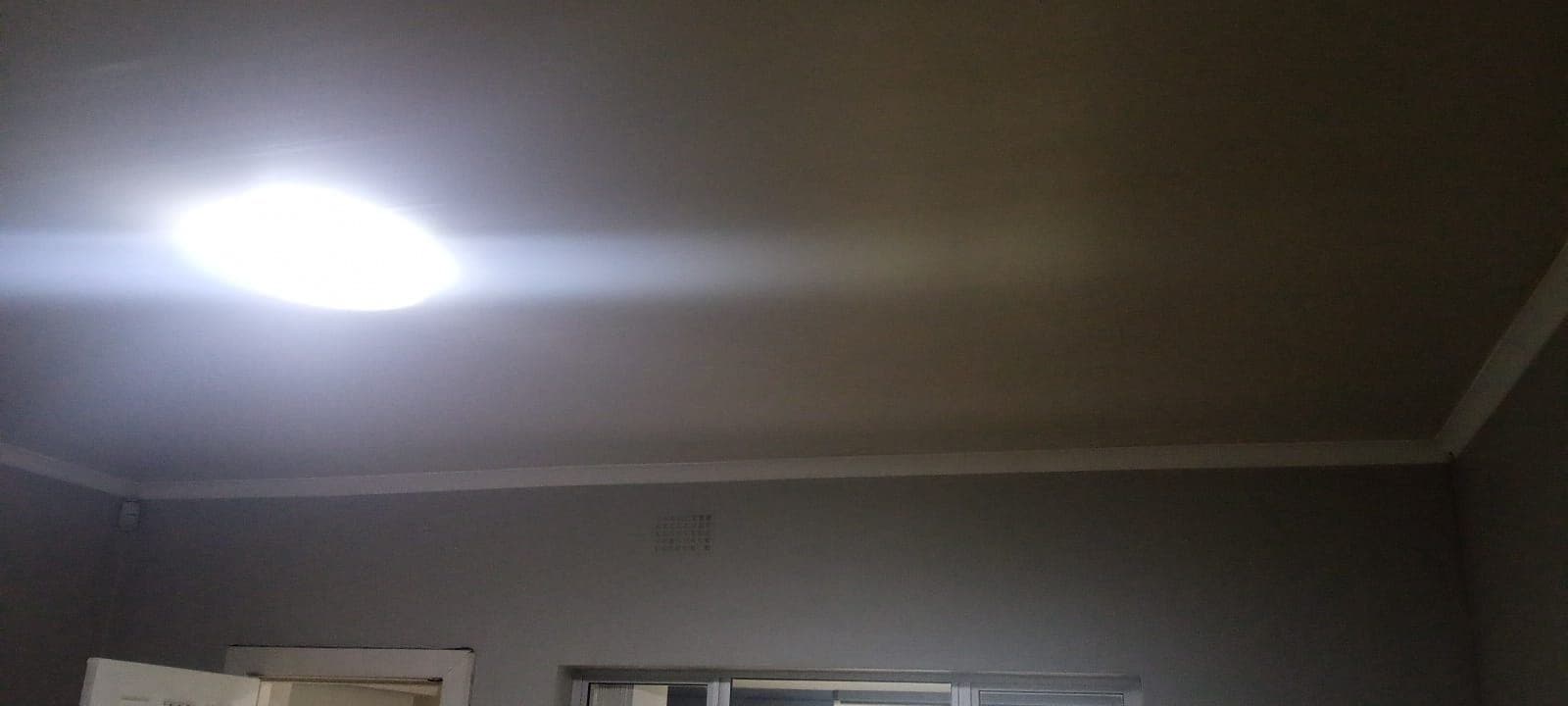 Living room ceiling and cornice with a paint-ready finish