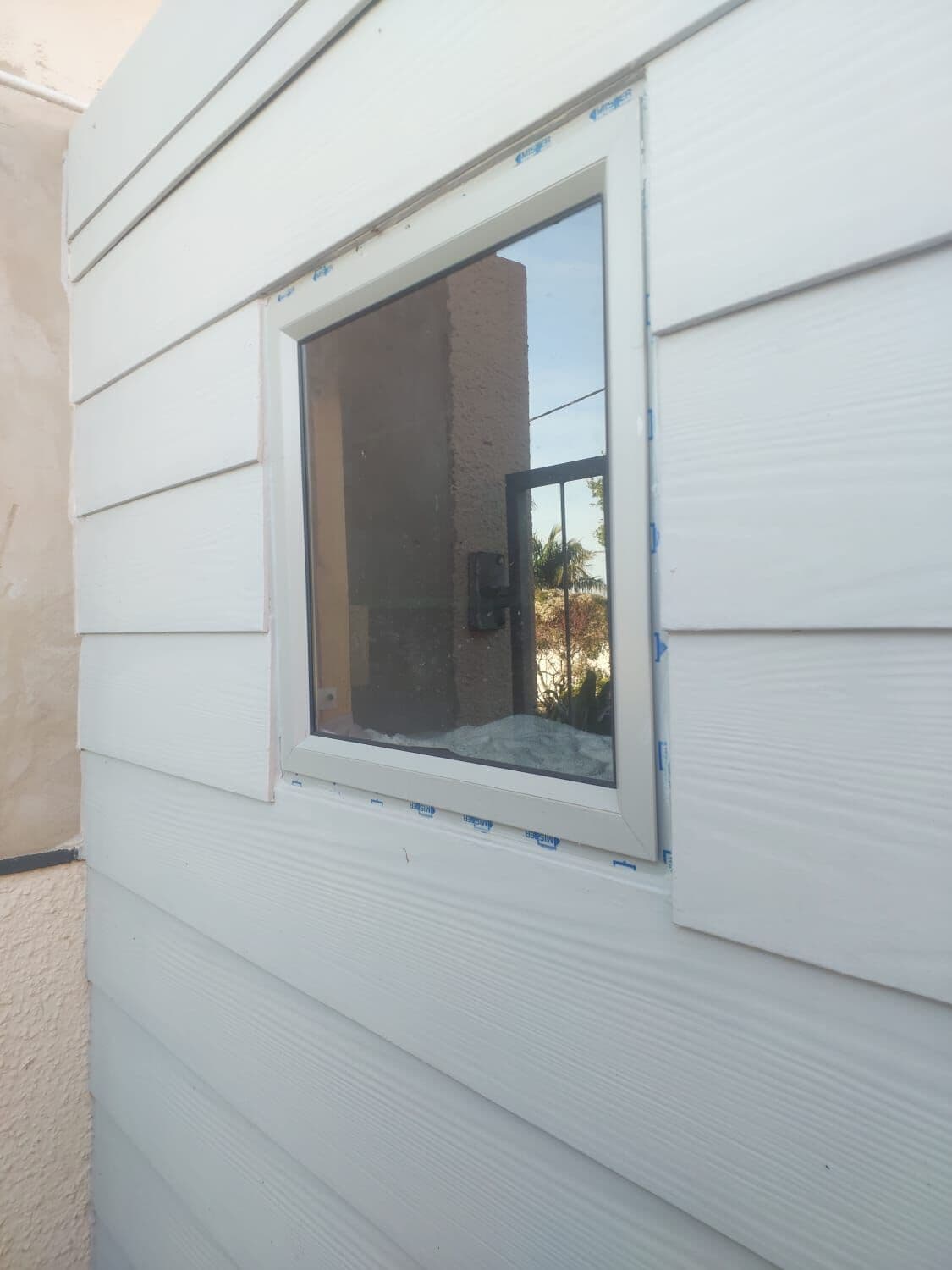 Window fitted into the cladding of a Wendy house
